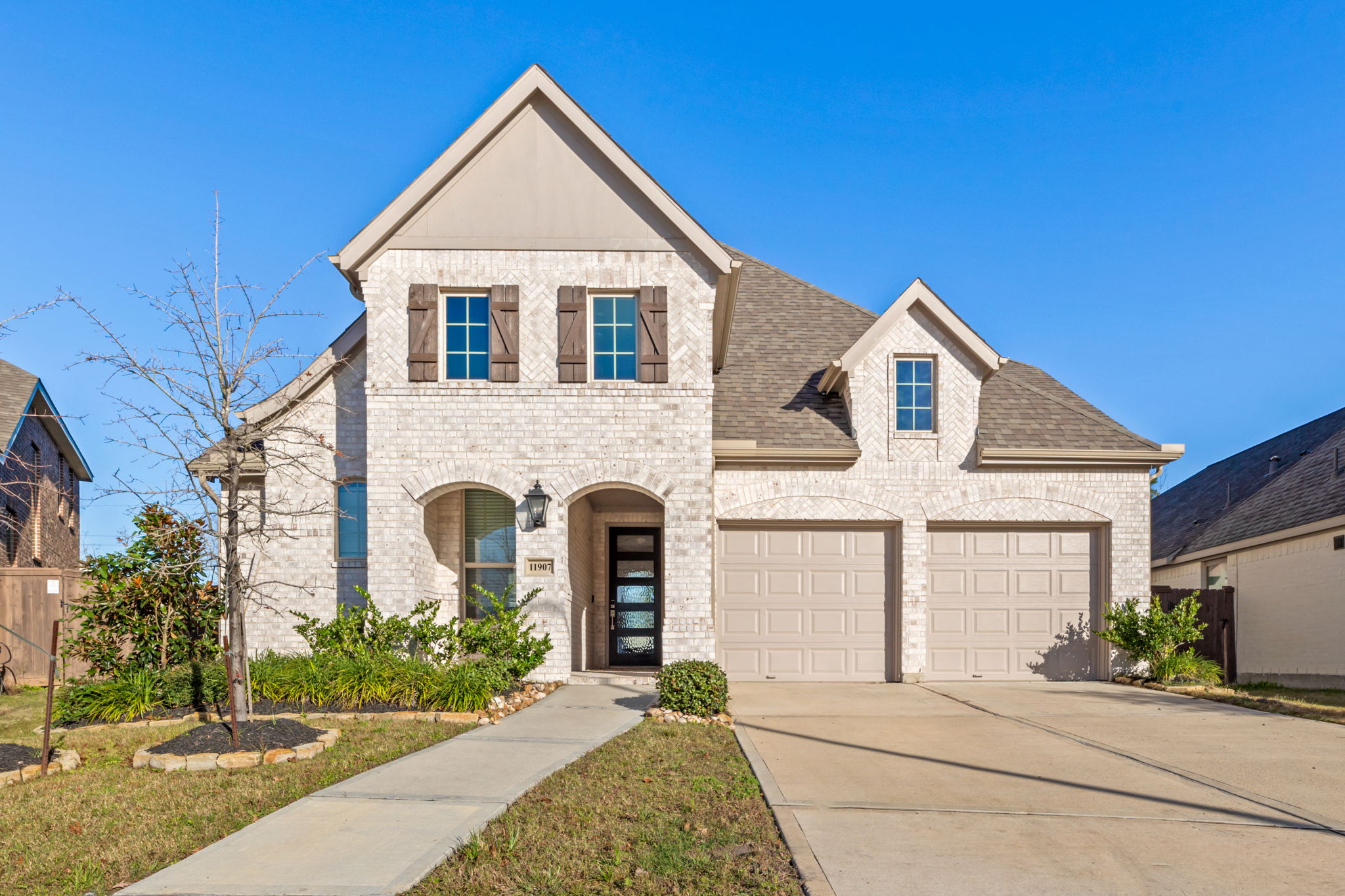 best time to take real estate photos; hero shot of front of residential home in daylight