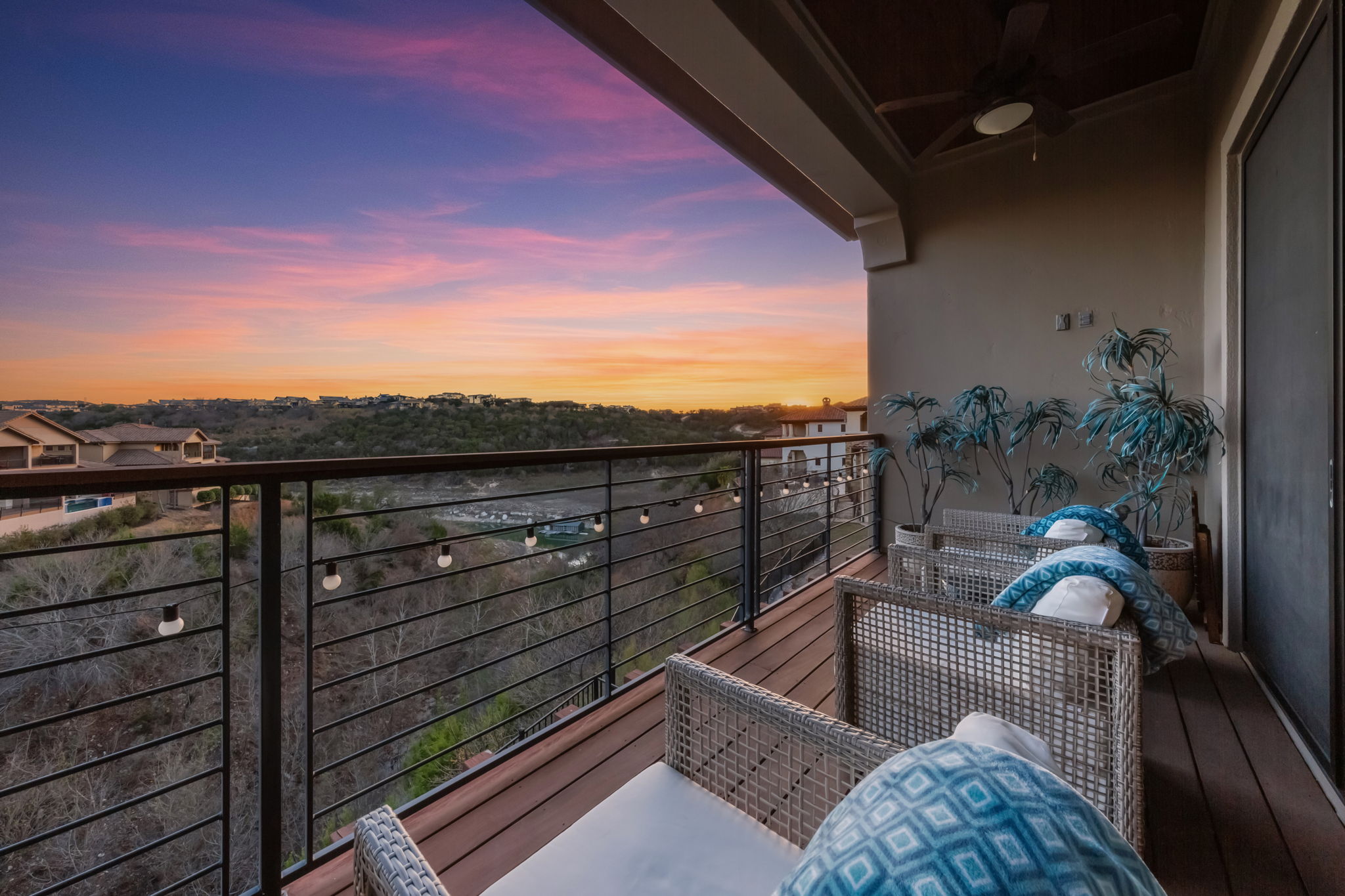 lakefront listing marketing tip - twilight shots of properties with lake views