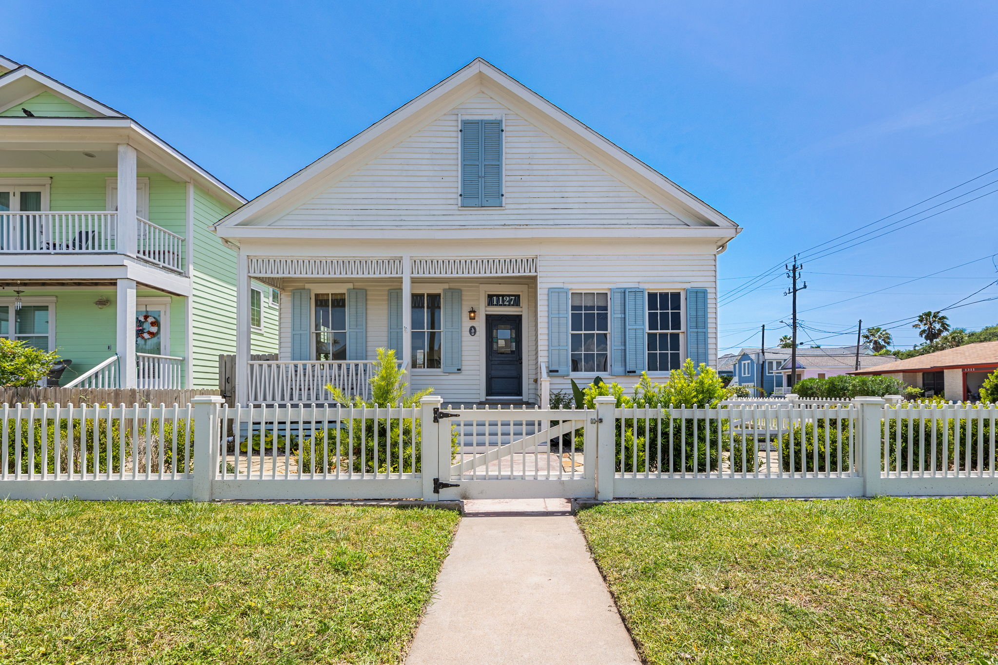 cover photo curb appeal of a residential Airbnb property